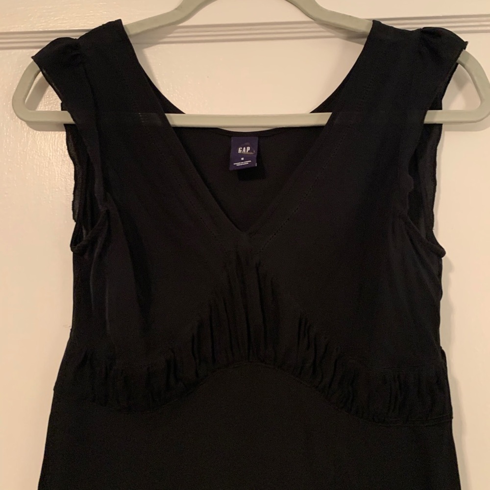 Gap Black V-neck Cap Sleeve Blouse- size 6 (small)